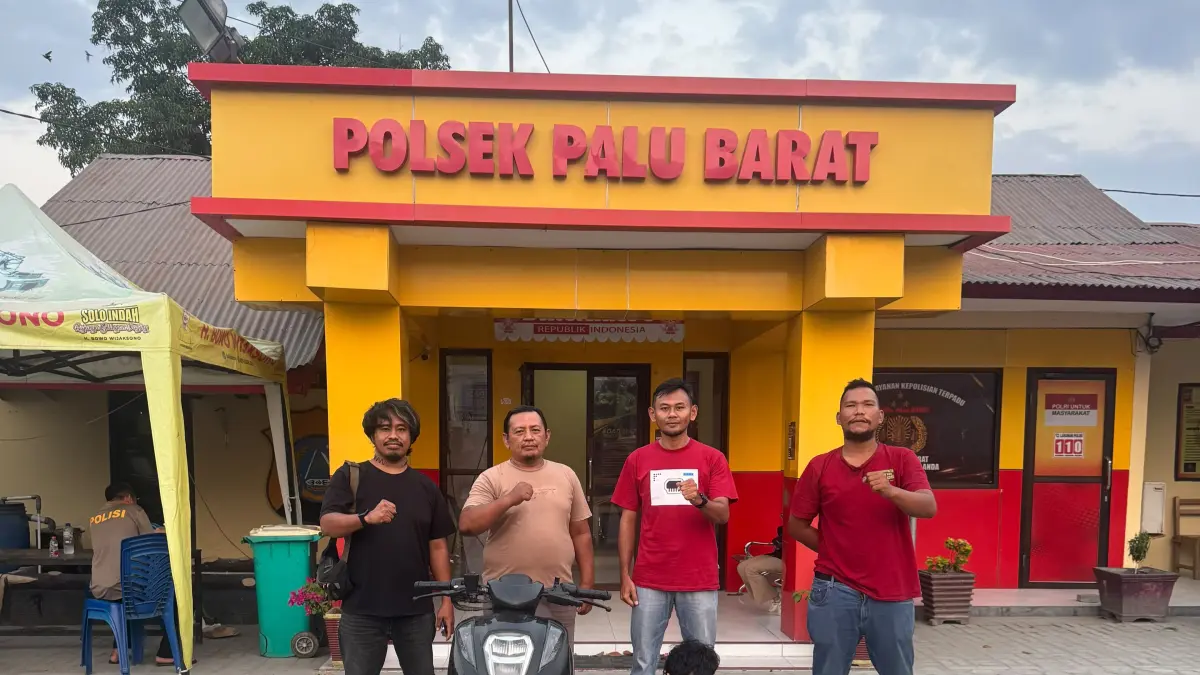 Polisi memperlihatkan terduga pelaku beserta sejumlah barang bukti hasil pengungkapan kasus curanmor dan curat oleh Polsek Palu Barat, Selasa (15/9/2026).