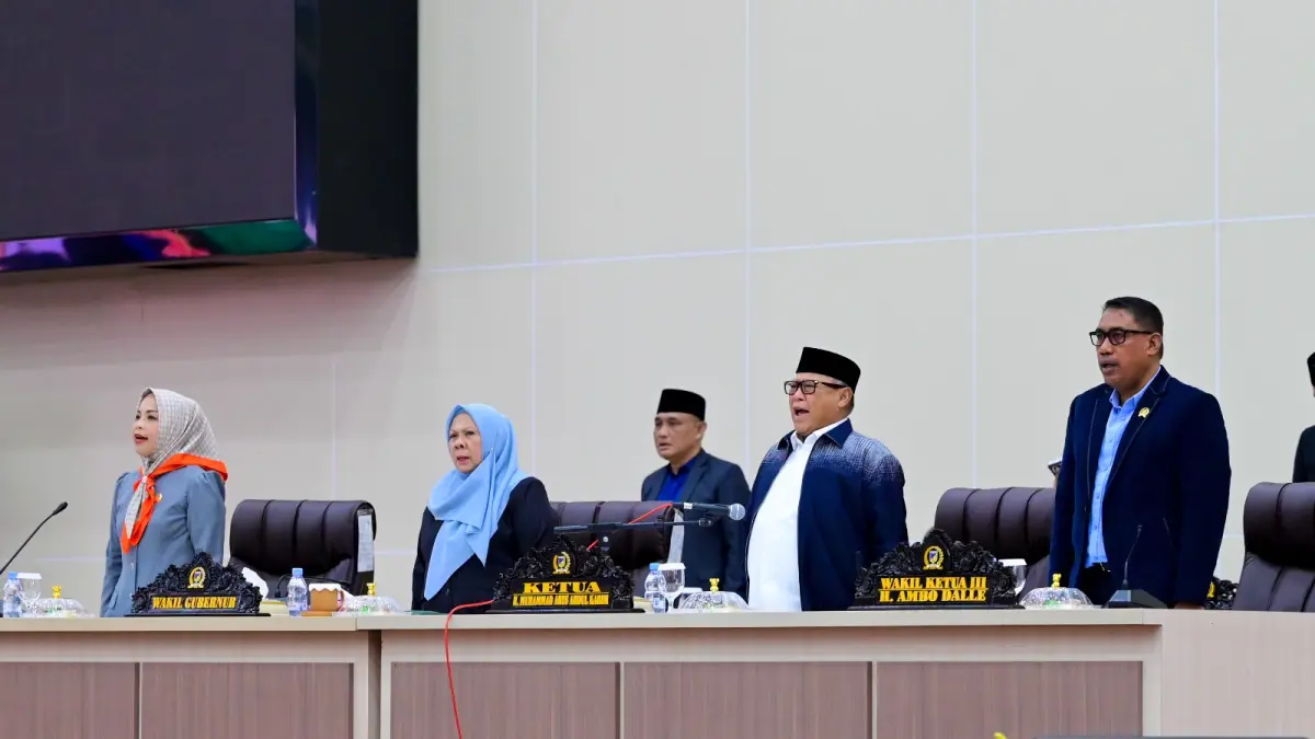 Ketua DPRD Sulteng H. Mohammad Arus Abdul Karim Pimpin Paripurna Penetapan Perubahan APBD 2026, Perkuat Komitmen Pembangunan Daerah

Palu – Ketua DPRD Provinsi Sulawesi Tengah, H. Mohammad Arus Abdul Karim, memimpin Rapat Paripurna DPRD dalam agenda Pembahasan dan Penetapan Rancangan Peraturan Daerah (Raperda) tentang Perubahan Anggaran Pendapatan dan Belanja Daerah (APBD) Tahun Anggaran 2026, yang berlangsung di Gedung Sidang DPRD Provinsi Sulawesi Tengah, Jalan Prof. Moh. Yamin, Kota Palu, Selasa (15/9/2026).

Rapat paripurna tersebut menjadi momentum strategis dalam menyempurnakan arah kebijakan fiskal daerah sebagai bentuk sinergi antara DPRD dan Pemerintah Provinsi Sulawesi Tengah untuk memastikan pelaksanaan pembangunan berjalan lebih efektif, adaptif, dan berpihak pada kepentingan masyarakat.

Sidang dipimpin langsung oleh Ketua DPRD H. Mohammad Arus Abdul Karim bersama unsur pimpinan DPRD dan dihadiri seluruh anggota DPRD Provinsi Sulawesi Tengah.

Turut hadir Wakil Gubernur Provinsi Sulawesi Tengah, dr. Reny A. Lamadjido, Sp.PK., M.Kes, mewakili Pemerintah Provinsi Sulawesi Tengah, didampingi para Asisten Sekretaris Daerah, Staf Ahli Gubernur, serta seluruh Kepala Organisasi Perangkat Daerah (OPD) di lingkungan Pemerintah Provinsi Sulawesi Tengah.

Dalam rapat tersebut, DPRD bersama Pemerintah Provinsi Sulawesi Tengah membahas secara menyeluruh berbagai substansi perubahan APBD Tahun Anggaran 2026. Pembahasan tersebut mencakup penyesuaian target pendapatan daerah, optimalisasi belanja daerah, hingga penguatan pembiayaan sebagai upaya menjaga kesinambungan program prioritas yang berdampak langsung bagi kesejahteraan masyarakat.

Ketua DPRD H. Mohammad Arus Abdul Karim menegaskan bahwa perubahan APBD bukan sekadar penyesuaian angka dalam dokumen anggaran, melainkan merupakan instrumen penting untuk memastikan kebijakan pembangunan tetap relevan terhadap dinamika kebutuhan daerah.

“DPRD memiliki tanggung jawab untuk memastikan setiap kebijakan anggaran disusun secara transparan, akuntabel, dan berorientasi pada kepentingan masyarakat. Sinergi antara DPRD dan Pemerintah Provinsi menjadi kunci dalam menghadirkan pembangunan yang semakin berkualitas bagi Sulawesi Tengah,” ungkapnya.

Suasana rapat berlangsung khidmat dengan semangat kebersamaan antara lembaga legislatif dan eksekutif. Seluruh tahapan pembahasan berjalan sesuai mekanisme peraturan perundang-undangan hingga mencapai kesepakatan bersama dalam penetapan Raperda tentang Perubahan APBD Tahun Anggaran 2026.

RANPERDA: Penetapan Ranperda APBD Perubahan Sulteng tahun 2026, menandai komitmen bersama DPRD Sulteng memperkuat tata kelola keuangan daerah yang transparan, akuntabel, dan berorientasi pada hasil, sehingga setiap kebijakan anggaran mampu menjadi motor penggerak pembangunan.(FOTO: HUMAS DPRD SULTENG/RADAR PALU).
