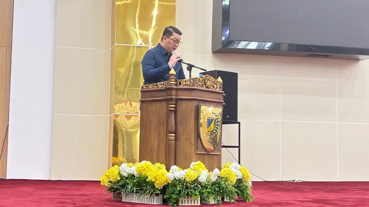 Anggota Komisi III DPRD Sulteng Royke saat membacakan laporan pembahasan Ranperda dalam rapat paripurna di Ruang sidang utama DPRD Sulteng, jalan. Moh. Yamin. Rabu (16/9/2026).&nbsp;FOTO: Annisa Nurul Wibdy.