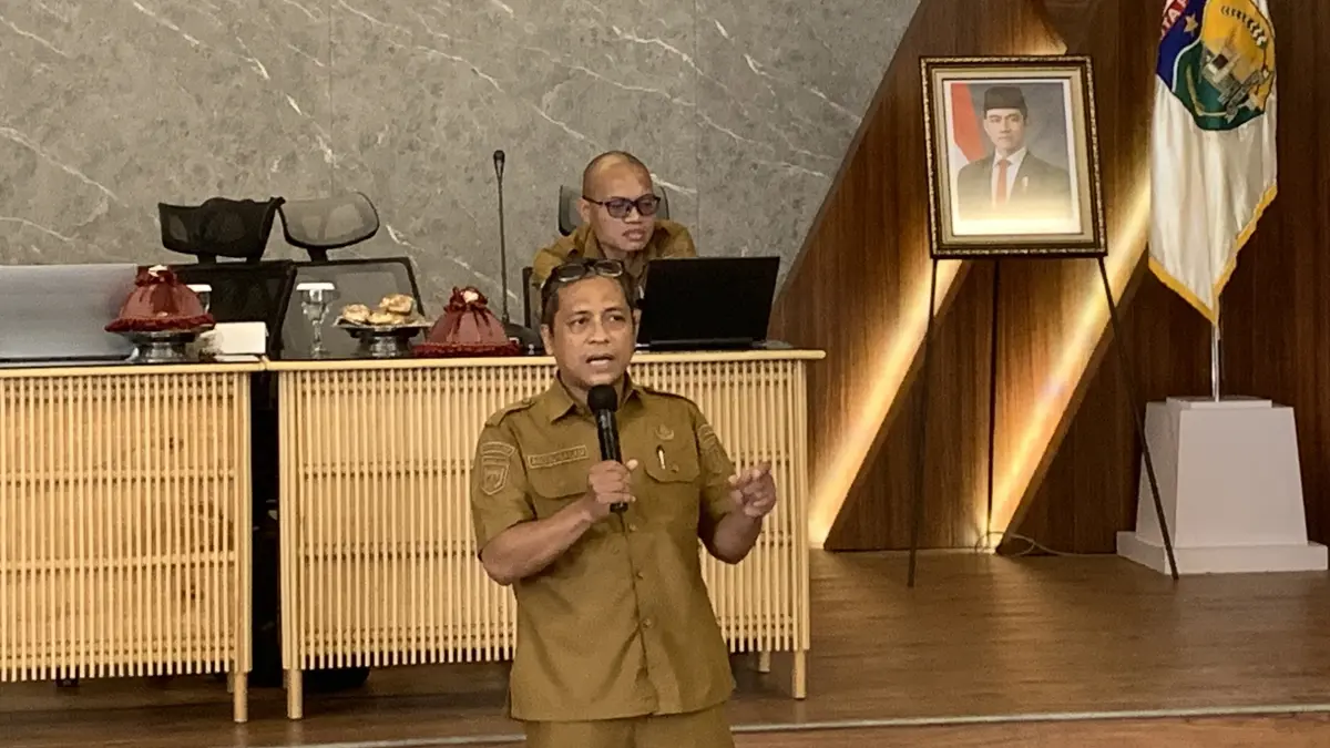 Mediator Bidang Hubungan Industrial pada Dinas Koperasi, UMKM dan Tenaga Kerja Kota Palu, Abd Salam.(Rina/Radar Palu).