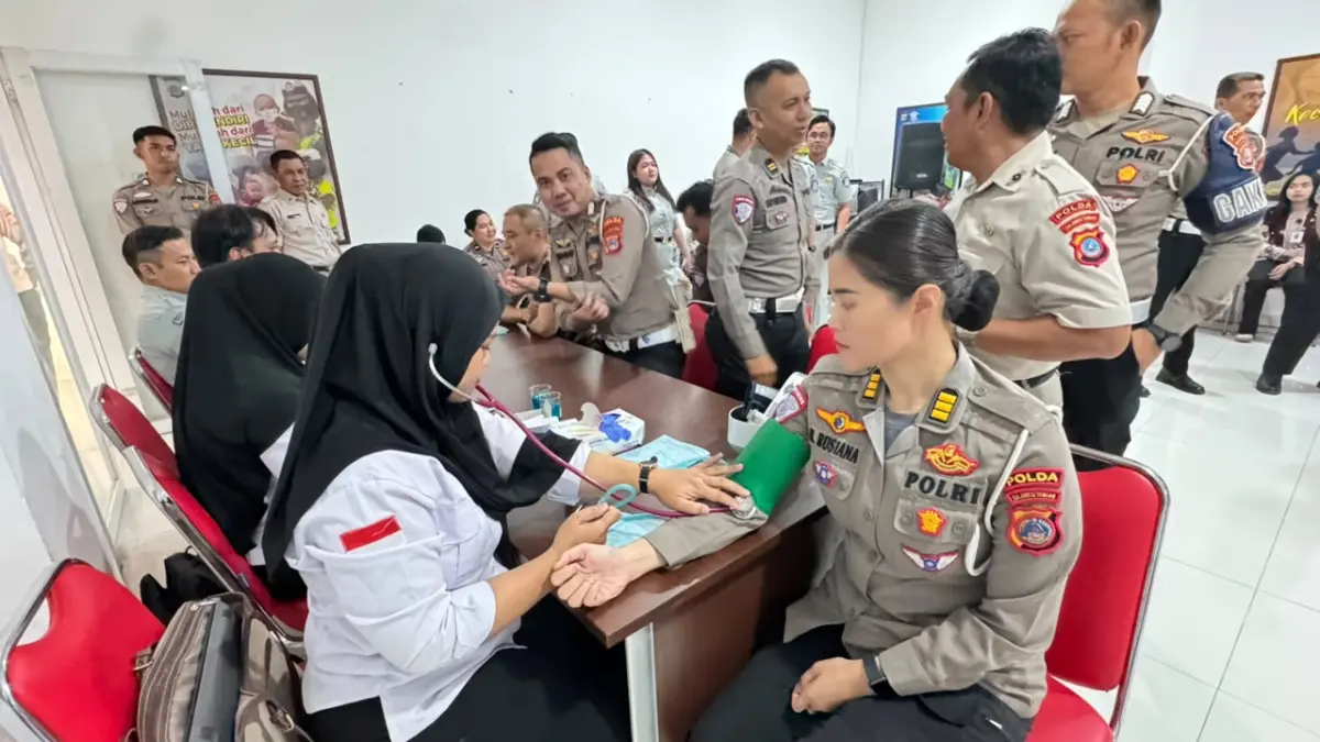 Petugas melakukan pemeriksaan kesehatan awal terhadap peserta sebelum mengikuti donor darah yang digelar Ditlantas Polda Sulteng dalam rangka memperingati Hari Lalu Lintas Bhayangkara ke-71.