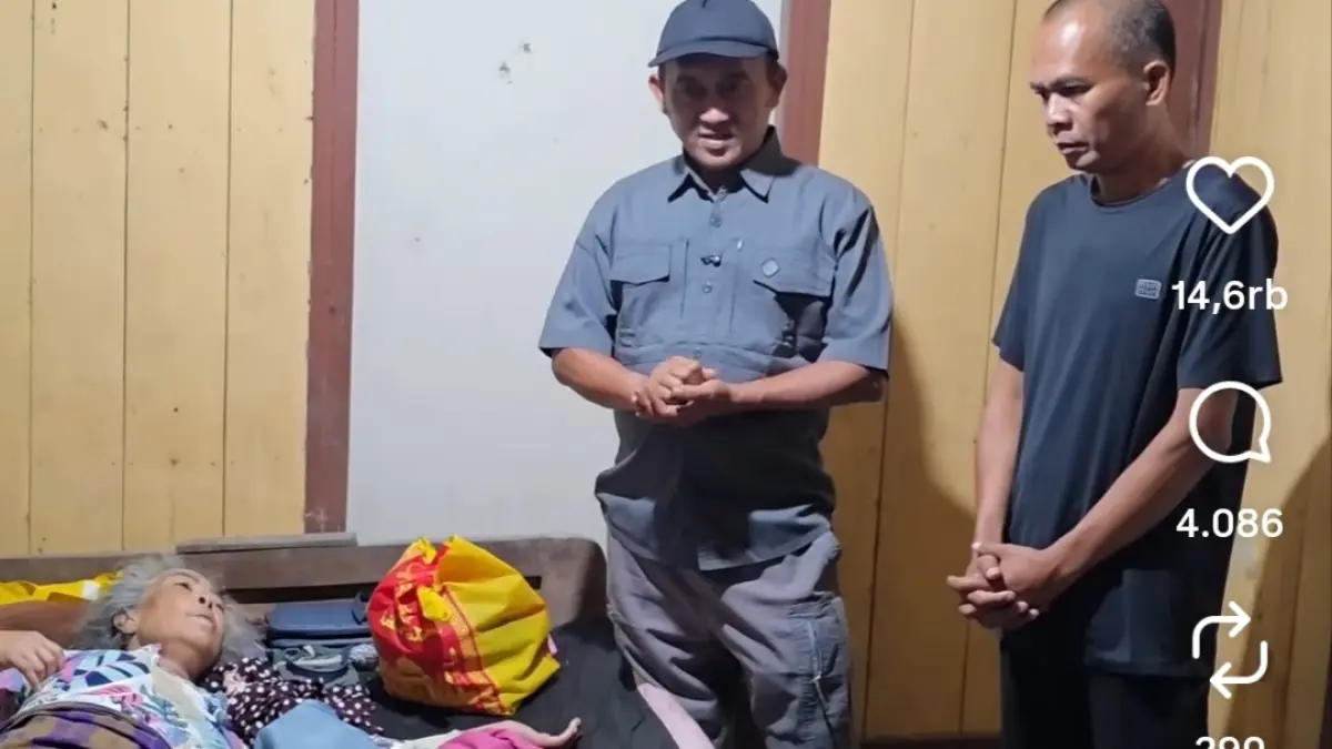 Seorang ibu lanjut usia terbaring sakit saat proses penyerahan pengasuhan kepada Griya Lansia Malang. (Instagram @ariefcamra)