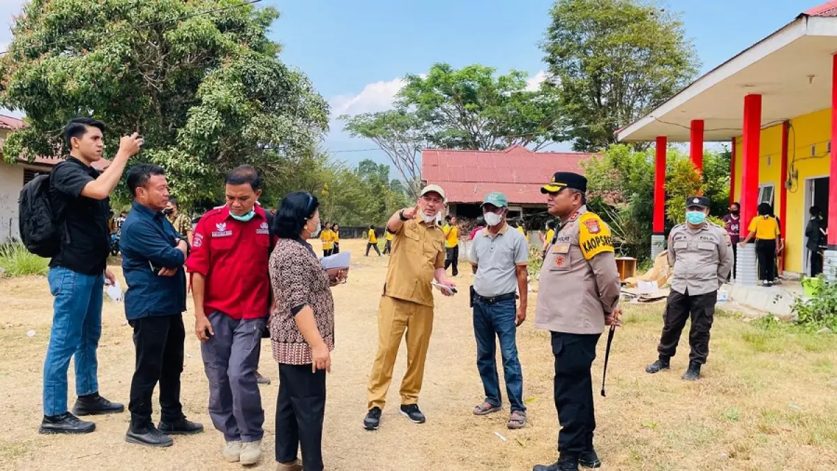 TURUN LANGSUNG : Dinas Pendidikan Provinsi Sulawesi Tengah meninjau langsung SMA Negeri 1 Pamona Selatan di Pendolo, Kabupaten Poso yang terbakar.(Dokumentasi Dinas Pendidikan Sulteng)