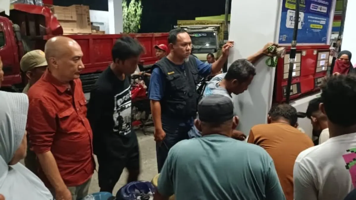 ANTREAN: Assisten II Pemkab Buol, Syarif Pusadan, turun langsung di SPBU melakukan peninjauan langsung di lapangan.(FOTO: DINAS KOMINFO BUOL/RADAR PALU).