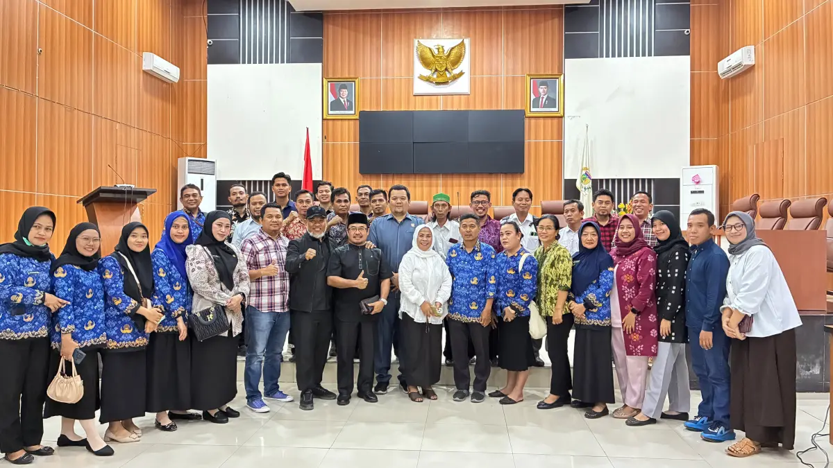 Foto bersama DPRD Kota Palu bersama DPW PPNI Sulteng bersama usai RDP tertutup yang membahas persoalan tenaga keperawatan, Kamis (17/9/2026).
FOTO: Annisa Nurul Wibdy.
