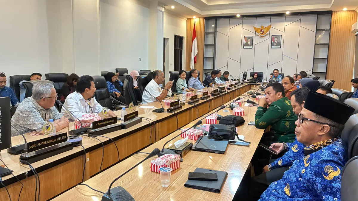 Gabungan Komisi II dan III DPRD Sulteng menggelar rapat membahas permohonan tukar-menukar BMD. FOTO: Annisa Nurul Wibdy.