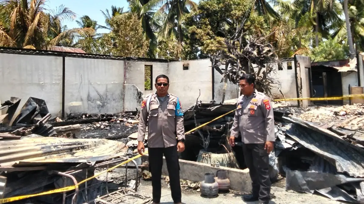 KEBAKARAN: Personel Polsek Bualemo mendatangi TKP kebakaran, rumah milik I Gusti Ngurah Putu Janji (61) merupakan Kepala Desa Nipa Kalemoan Kecamatan Bualemo, Kabupaten Banggai.(FOTO: NENDRA PRASETYA/RADAR PALU)