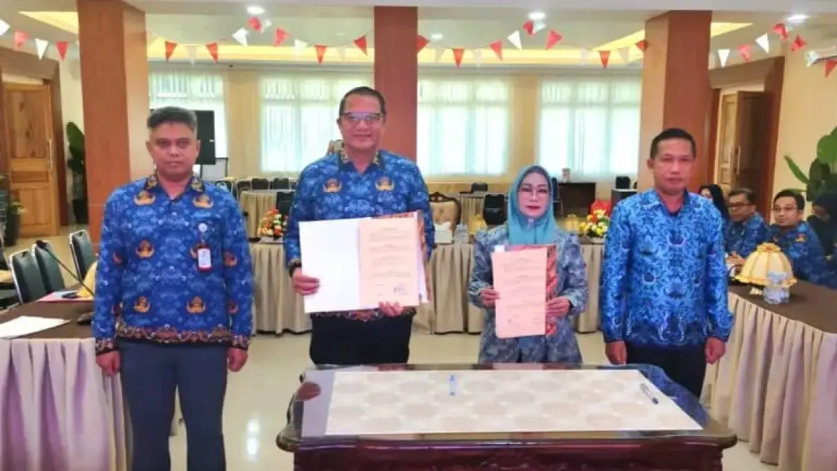 KESEPAHAMAN: Wabup Morowali Iriane Iliyas &nbsp;bersama Kepala BPS Morowali Gladius Alfonsus, memperlihatkan hasil penandatanganan Nota Kesepahaman.(FOTO: SUPRIYONO/RADAR PALU).