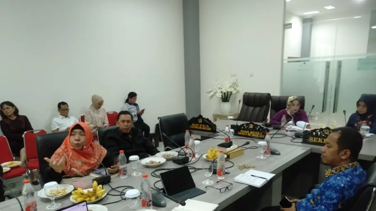 MENYOROTI: Hj Wiwik Jumatul Rofi
