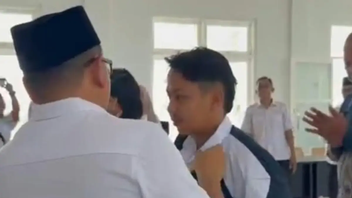 PELATIHAN: Bupati Buol, Risharyudi Triwibowo, memakaikan baju sebagai peserta pelatihan di UPTD BLK Buol Hebat.(FOTO: DINAS KOMINFO BUOL/RADAR PALU)