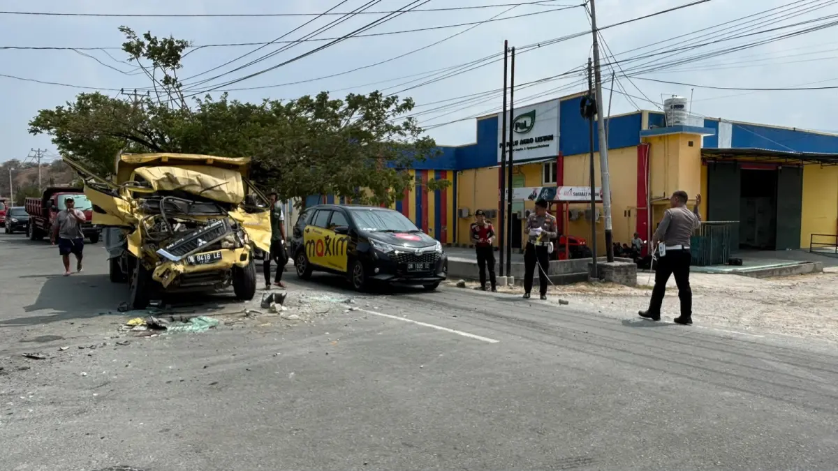 Polisi melakukan olah tempat kejadian perkara (TKP) kecelakaan truk dan kontainer di Jalan Soekarno Hatta, Kelurahan Layana Indah, Palu, Kamis (17/9). Foto : Radar Palu
