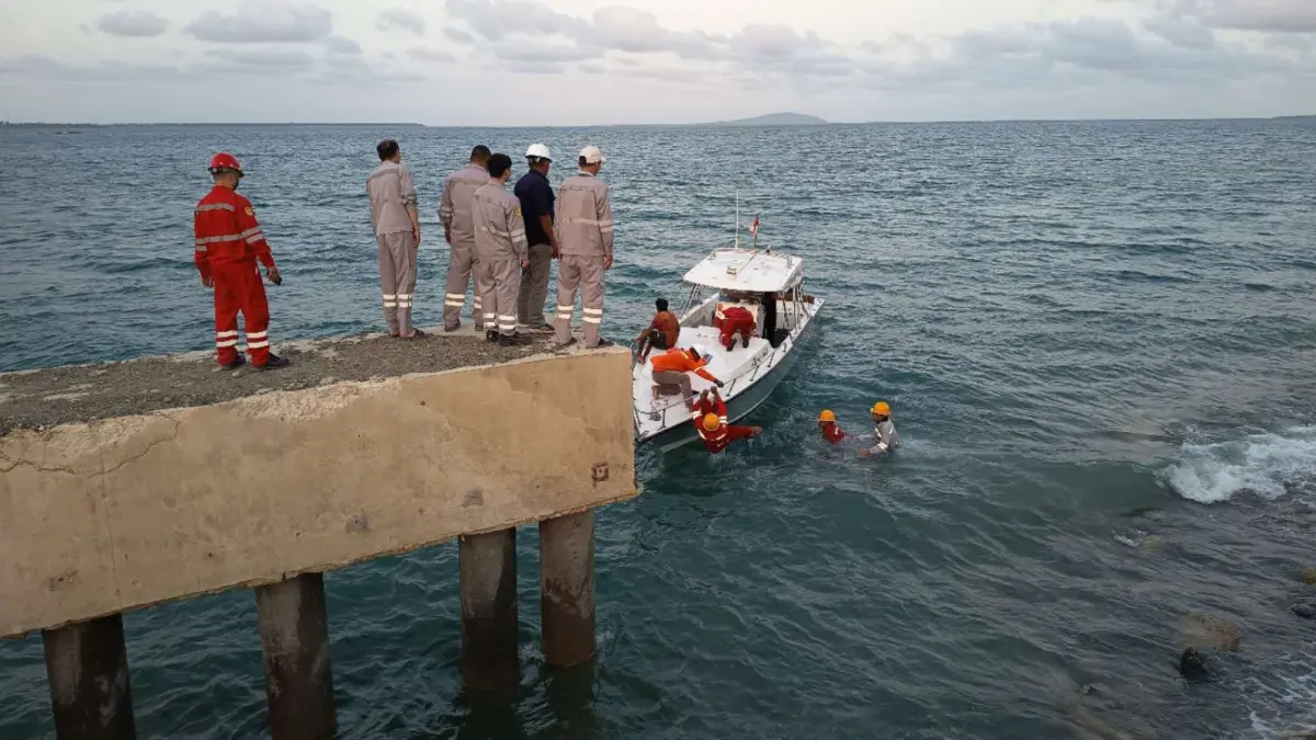 Tim IGIP melakukan evakuasi terhadap warga yang terjatuh ke laut di perairan sekitar kawasan IGIP, Morowali, Rabu (16/9/2026).