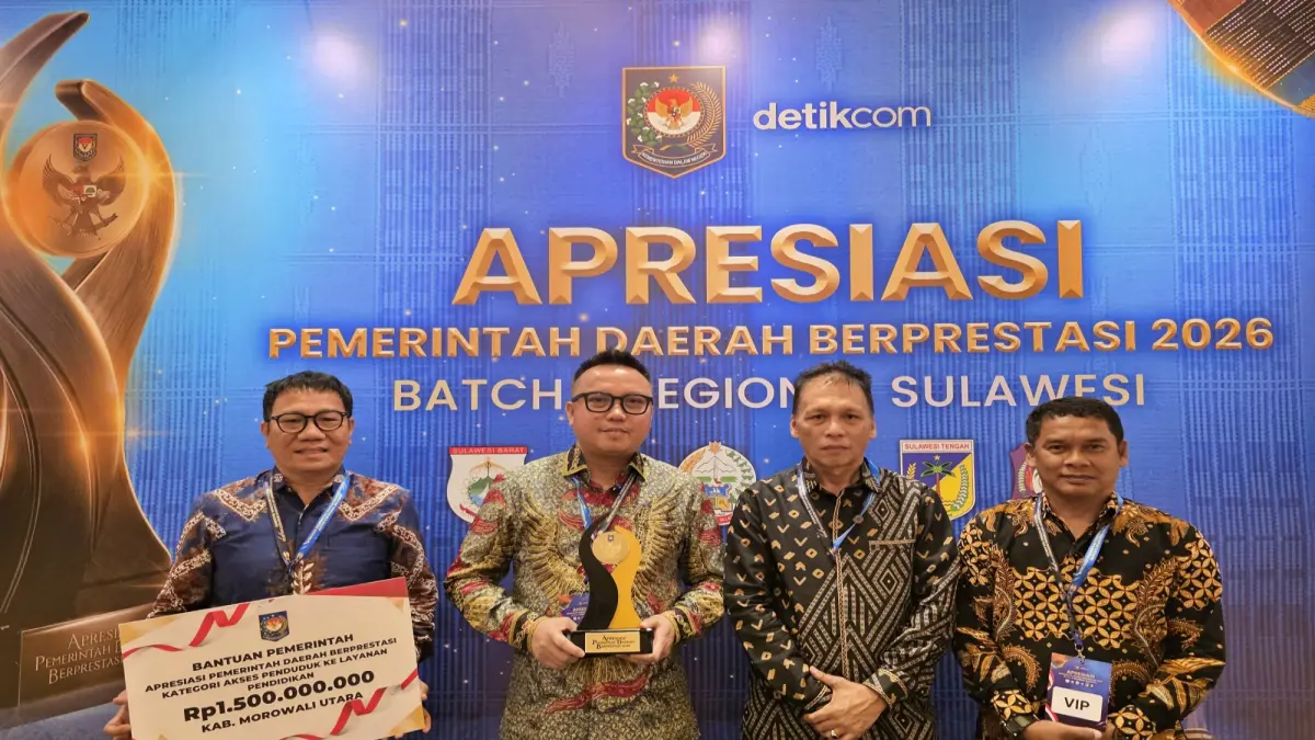 JUARA: Bupati Morowali Utara Delis Julkarson Hehi bersama pejabat Pemkab Morut usai menerima penghargaan Terbaik II kategori Akses Penduduk terhadap Layanan Pendidikan dalam ajang Apresiasi Pemerintah Daerah Berprestasi 2026 Batch II Regional Sulawesi di Makassar, Jumat (18/9/2026). (FOTO: ISTIMEWA/RADAR PALU)