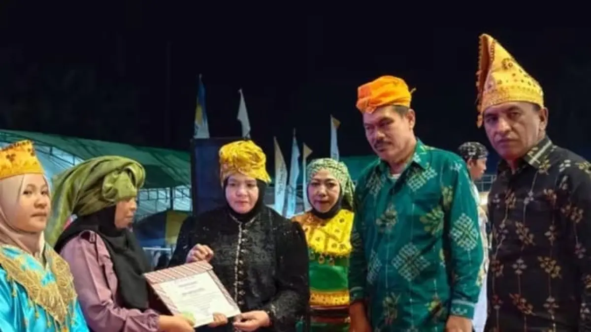 BAKULUPI: Wabup Touna, Hj. Surya Lapasiri, menutup Festival Budaya Bakulupi yang berlangsung di lapangan sepak bola Kelurahan Bailo Baru, Kecamatan Ampana Kota, Rabu (16/9/2026).(FOTO: HERIYANTO LIMAHU/RADAR PALU).