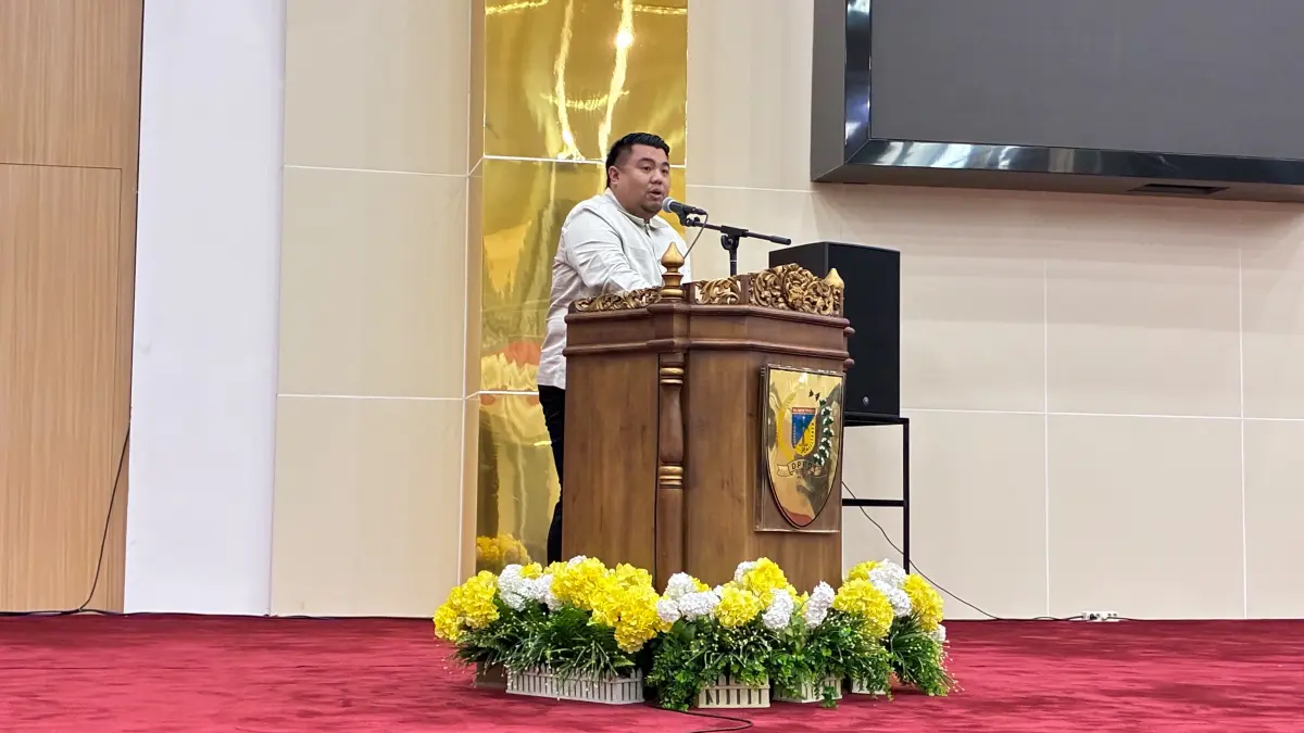 Dandi Adhiprabowo saat membacakan laporan Badan Anggaran (Banggar) DPRD Sulawesi Tengah dalam rapat paripurna pembahasan Perubahan APBD 2026. FOTO: Annisa Nurul Wibdy.