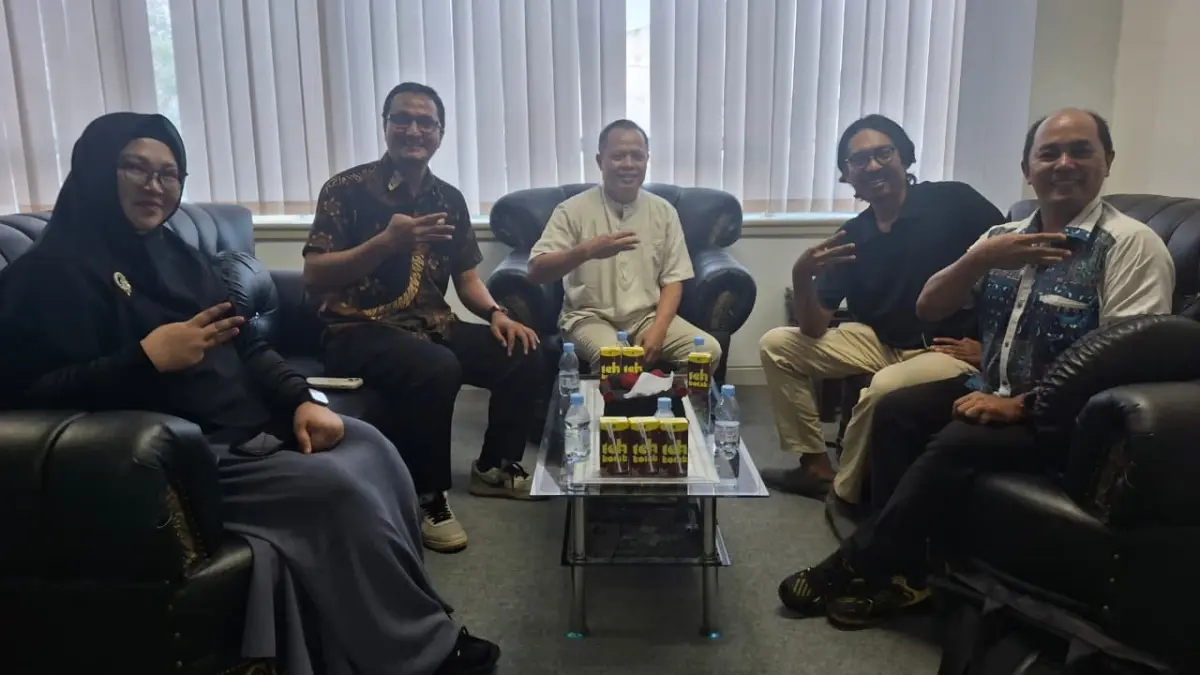 Foto kedua: Pihak panitia saat kolaborasi dengan Apindo dan Radar Palu, Jawa Pos.