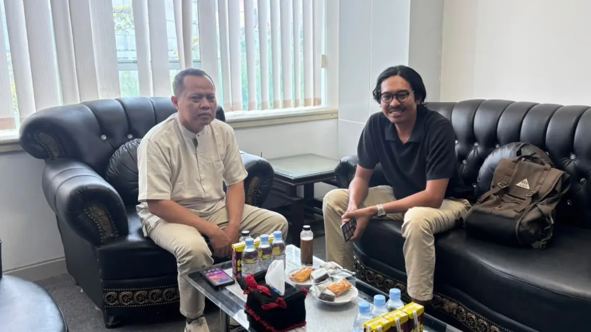 Ketua TICEB tahun ke 4 Fakultas Ekonomi dan Bisnis Untad, Failur Rahman saat silaturahim dengan pimpinan Radar Palu, Jawa Pos, Jumat (18/9).