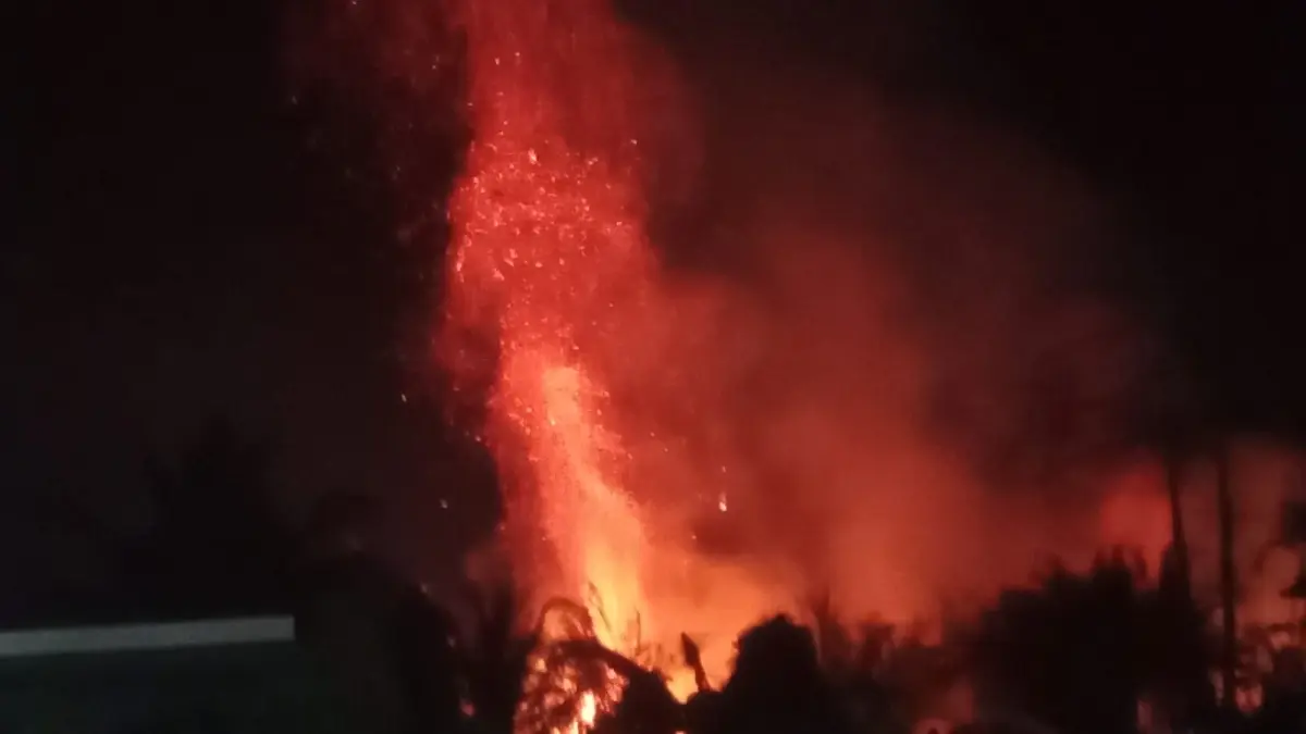 NYARIS TERBAKAR: Api yang membakar lahan warga, nyaris membakar gedung DPRD Kabupaten Buol yang letaknya berdekatan.(FOTO: ISTIMEWA/ RADAR  PALU)