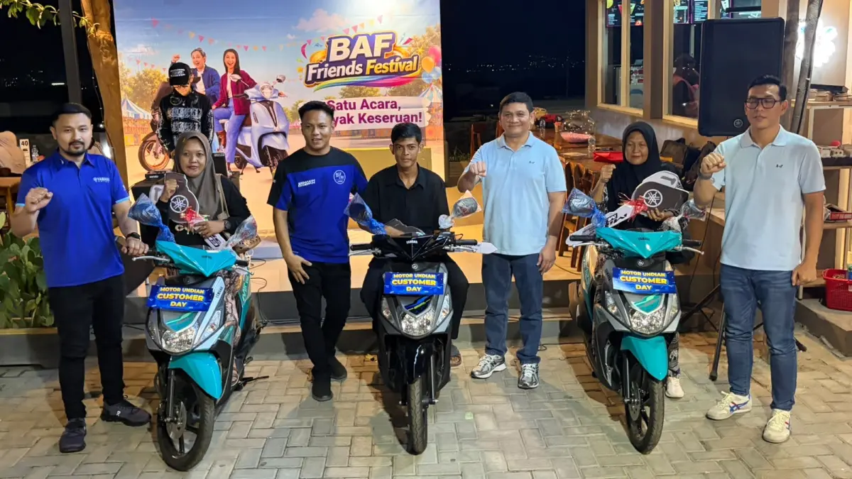 Penyerahan hadiah motor kepada tiga pemenang pengundian Beli Motor Gratis Motor.(Fatahilah/Radar Palu).