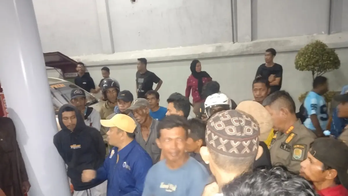 SIDAK: Kadis Perikanan Kabupaten Buol, Dr. Tonang Malongi (Topi kuning), turun langsung melakukan sidak bersama staf Bidang Perikanan Tangkap, dan didukung personel Satpol PP Kabupaten Buol.(FOTO: DINAS KOMINFO BUOL/RADAR PALU).