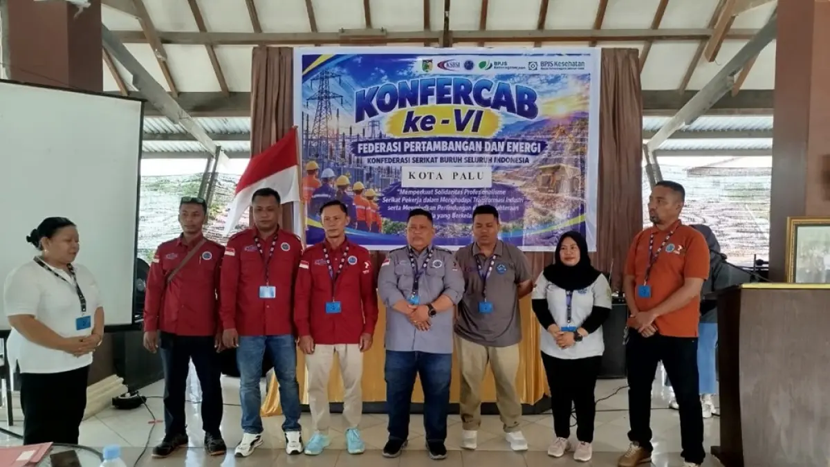 Ketua DPC FPE KSBSI Kota Palu Rismawan Laula (tengah) bersama pengurus lainnya periode 2026-2030 foto bersama sesaat setelah pemilihan pada konfensi cabang yang digelar 19 hingga 20 September 2026 di Palu.(Istimewa)
