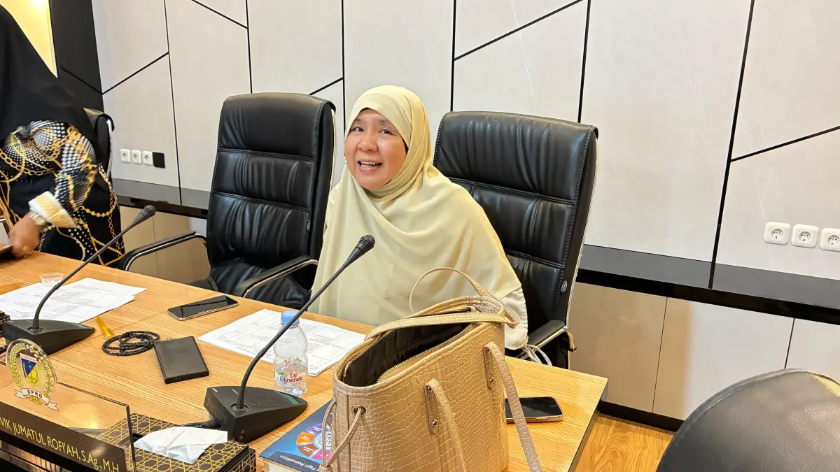 Anggota Bapemperda DPRD Sulteng Wiwik Jumatul Rofi’ah saat memberikan keterangan terkait penyusunan delapan Ranperda prioritas 2027. FOTO: Annisa Nurul Wibdy.