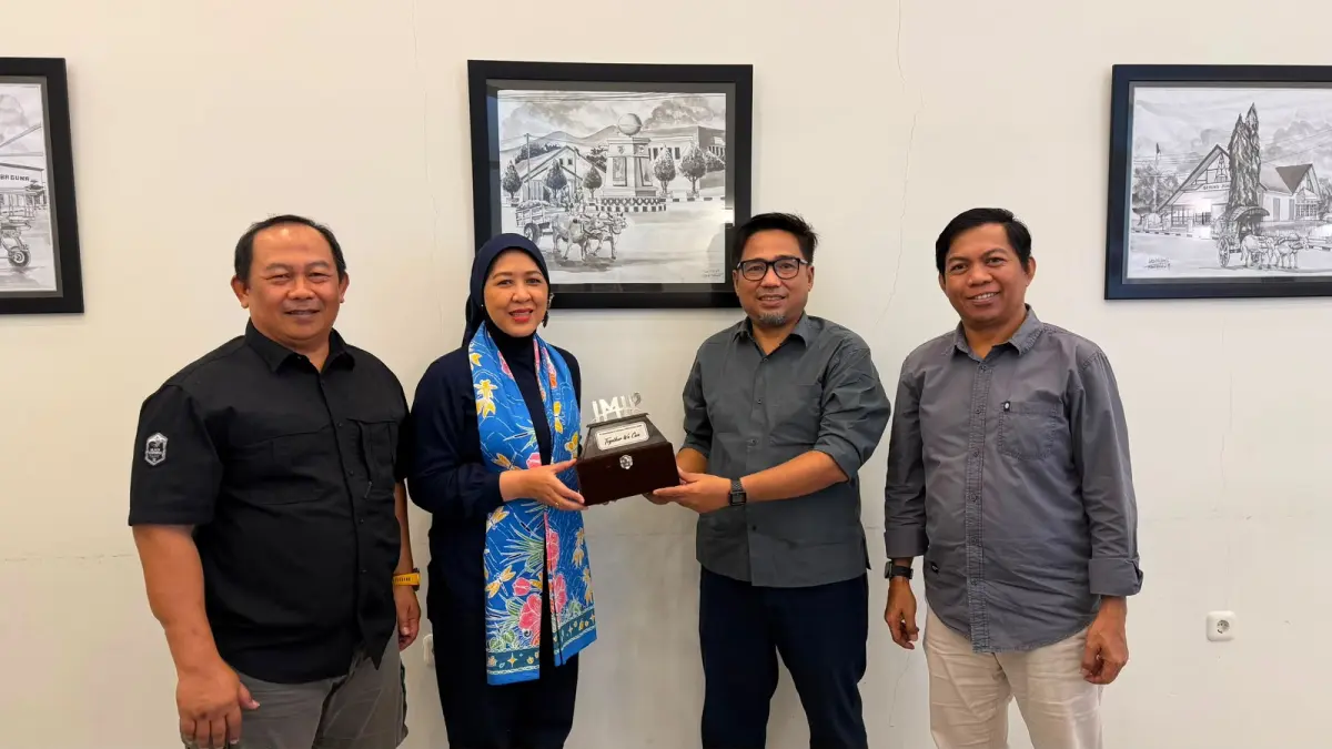 Ketua AMSI Sulawesi Tengah Mohammad Iqbal menerima plakat cenderamata dari Direktur Komunikasi PT Indonesia Morowali Industrial Park (IMIP) Dr. Emilia Bassar dalam kunjungan kerja dan silaturahmi di Kantor AMSI Sulteng, Palu, Selasa (22/9/2026). Foto : Dok.AMSI Sulteng