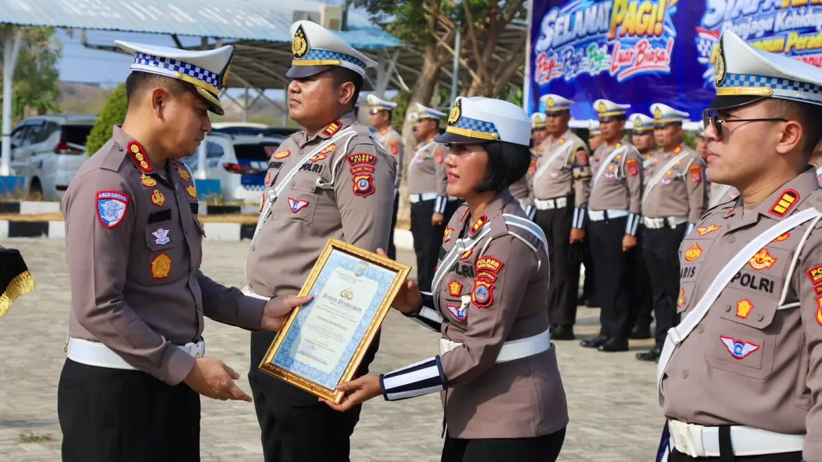 Dirlantas Polda Sulteng Kombes Agung Tri Widiantoro menyerahkan penghargaan kepada Kasat Lantas Polres Morowali sebagai bentuk apresiasi atas keberhasilan dalam menjaga tingkat kecelakaan lalu lintas tetap rendah, dalam rangka HUT Lalu Lintas Bhayangkara ke-71, Selasa (22/9/2026). Humas Polda Sulteng