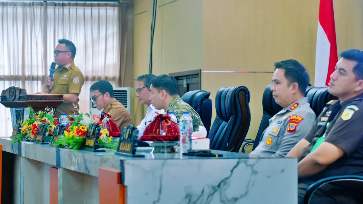 CARI SOLUSI: Bupati Morut Delis Julkarson Hehi membuka Rakor Pertumbuhan Ekonomi Daerah 2026 di Ruang Pola Kantor Bupati, Selasa (22/9/2026). Rakor ini juga diikuti unsur Forkopimda setempat. (FOTO: ISTIMEWA/RADAR PALU)