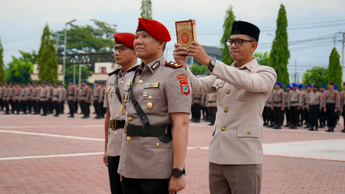 Kapolda Sulteng Irjen Pol Nasri memimpin pengambilan sumpah jabatan AKBP Putu Bhinangkari dan AKBP Agus Dwi Cahyono saat prosesi sertijab di Mapolda Sulteng, Rabu (23/9/2026).
