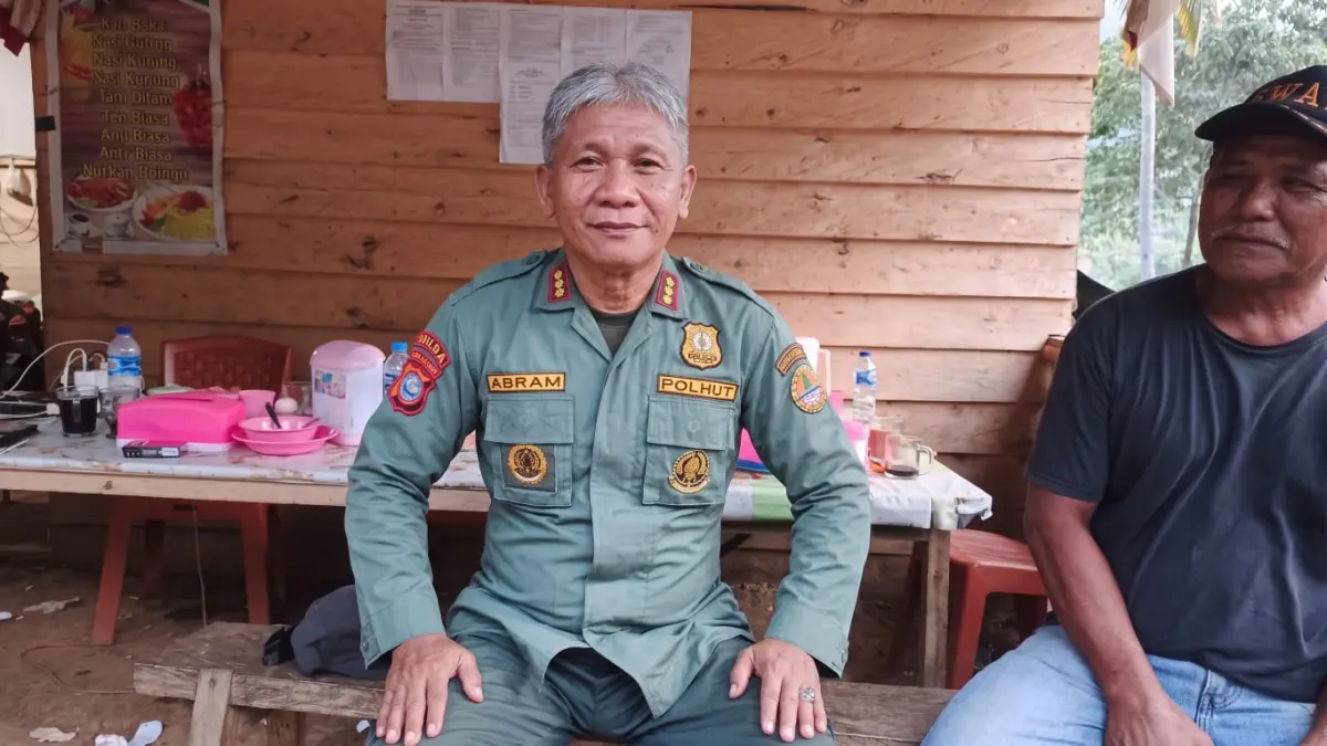TURUN LAPANGAN: Kepala KPH Pogogul, Abram, saat turun lapangan, menertibkan PETI di Desa Bodi, Kecamatan Paleleh Barat, Kabupaten Buol.(FOTO: ISTIMEWA/RADAR PALU).