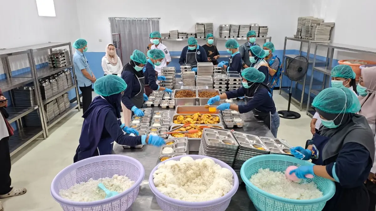Wakil Wali Kota Palu Imelda Liliana Muhidin saat mengunjungi salah satu dapur Satuan Pelayanan Pemenuhan Gizi (SPPG) di Kota Palu dalam rangka inspeksi pelaksanaan Program Makan Bergizi Gratis (MBG), Rabu (23/9/2026). Inspeksi dilakukan untuk memastikan kualitas makanan, kebersihan, sanitasi, serta pemenuhan standar operasional SPPG. Foto : Pemkot Palu