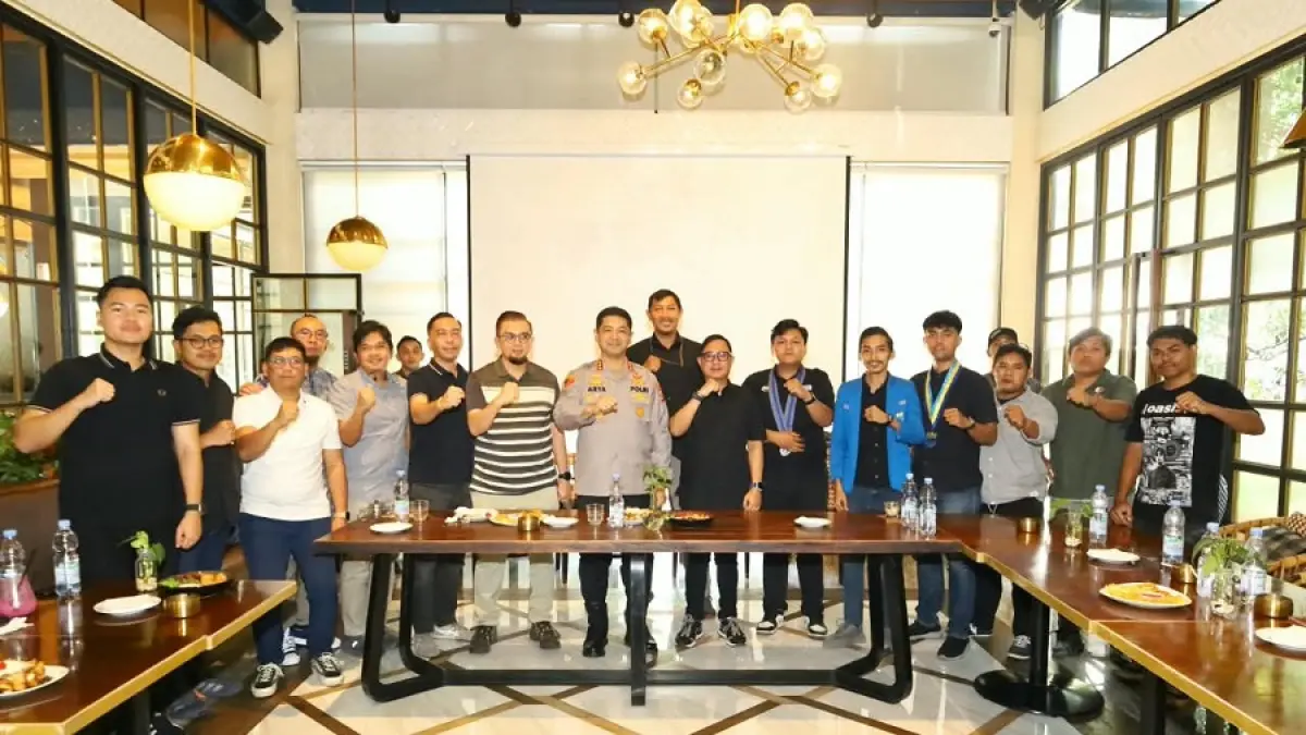 EVALUASI : Pertamina Patra Niaga Regional Sulawesi bersama jajaran Polrestabes Makassar membuka ruang dialog bersama Cipayung Plus yang terdiri dari PMKRI, PMI, dan GMKI Makassar untuk membahas perkembangan penyaluran BBM dan LPG 3 Kg di Sulawesi Selatan, Jumat (25/9).(Dokumentasi Pertamina)