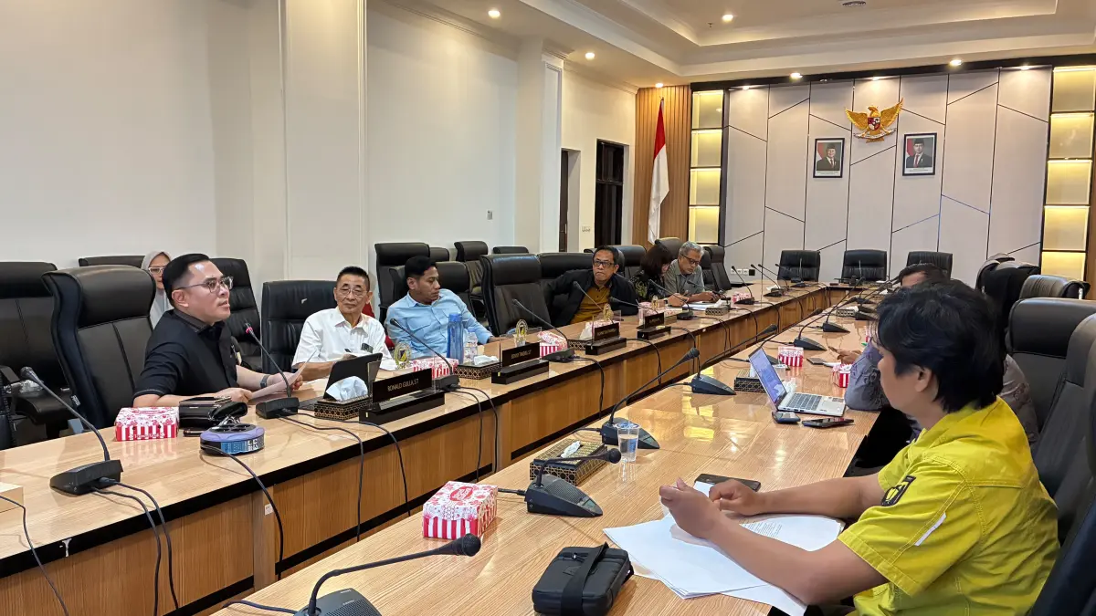 Komisi II DPRD Sulteng bersama perangkat daerah membahas Ranperda Ekonomi Hijau di Ruang Baruga DPRD Sulteng, Jalan Sam Ratulangi. FOTO: Annisa Nurul Wibdy.