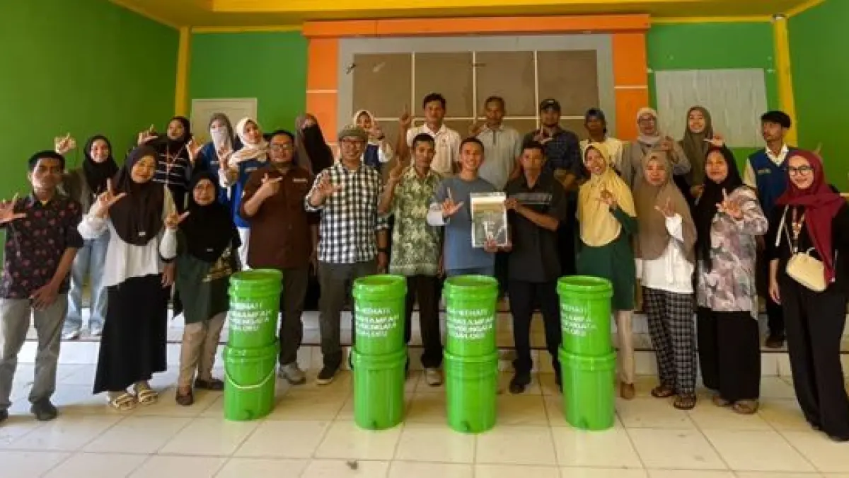Pemerintah Desa Loru dan Ngatabaru bersama pengelola Bank Sampah, kelompok perempuan, pemuda, serta perwakilan ROA saat pengesahan Dokumen Pengelolaan Sampah Berbasis Desa di Balai Pertemuan Desa Loru, Jumat (25/9/2026).