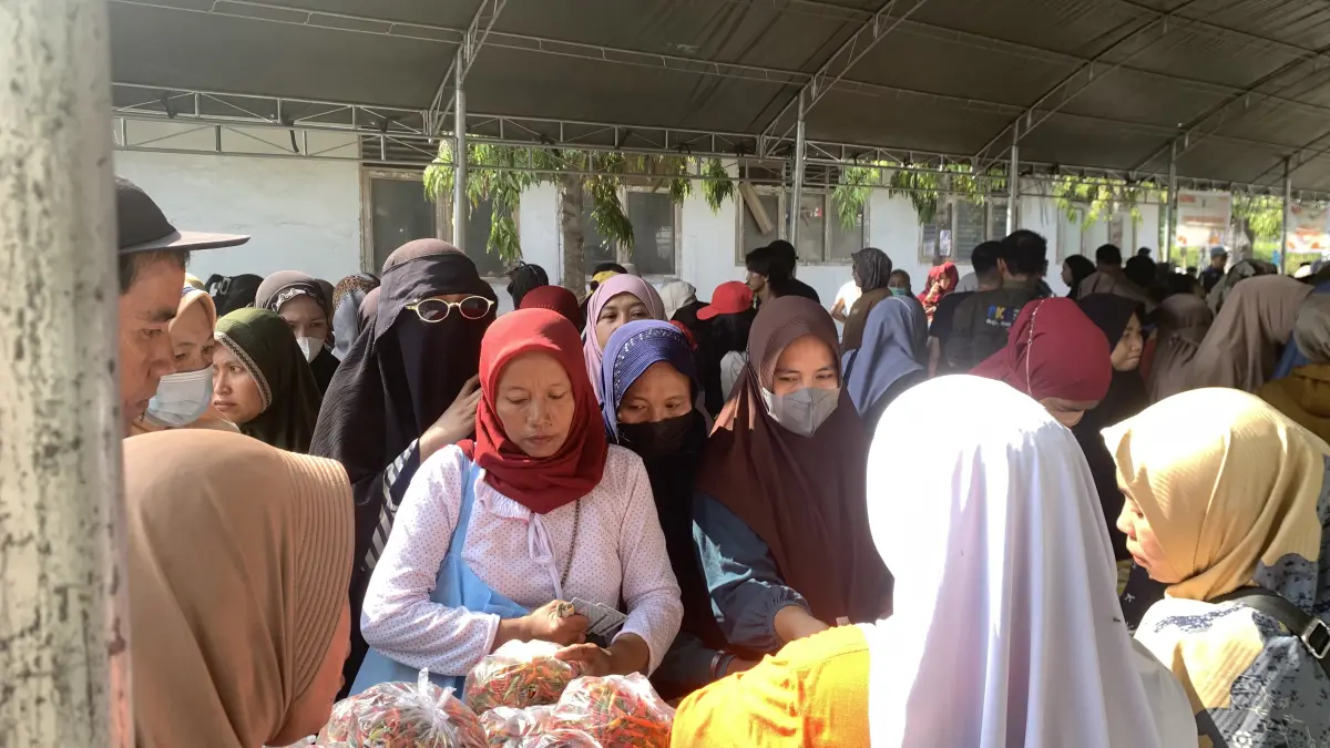 Antusias warga kota Palu saat berbelanja di Pasar Tani yang dilaksanakan oleh Dinas Pertanian dan Ketahanan Pangan Kota Palu. (Rina/Radar Palu).