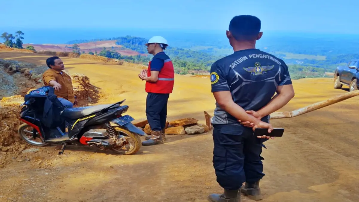 PROTES: Warga pemilik lahan terpaksa memalang akses PT Enersteel di Desa Peboa, Kecamatan Petasia Timur, Morowali Utara, Sabtu (26/9/2026). (FOTO: ISTIMEWA/RADAR PALU)