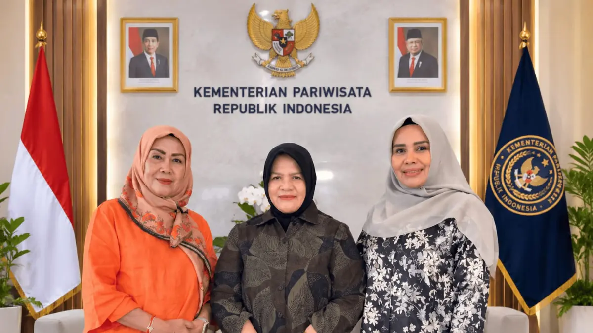 KUNJUNGAN: Hj. Surya Lapasiri, melakukan kunjungan ke Kementerian Pariwisata RI, guna membahas persiapan Kabupaten Touna mengikuti World Travel Market (WTM) London 2026 yang dijadwalkan berlangsung pada November mendatang, Jumat (25/9/2026).(FOTO: ISTIMEWA/RADAR PALU).
