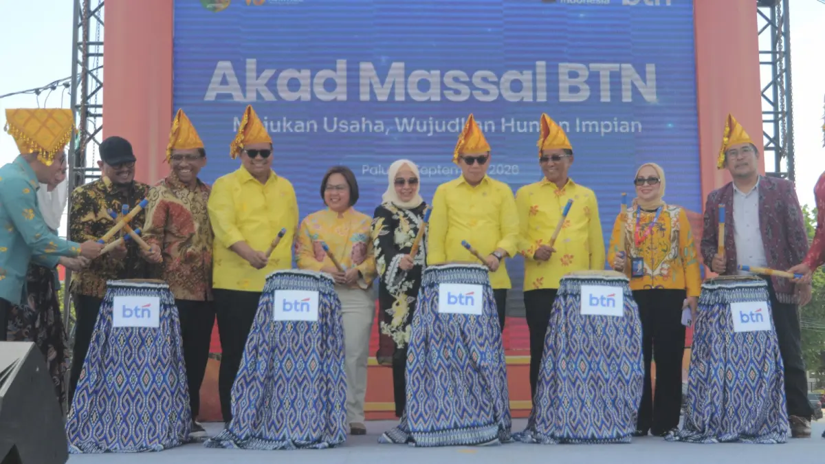 AKAD MASSAL: Menteri Hukum, Kepala Badan Karantina Indonesia (Barantin), Direktur Commercial Banking BTN Hermita, dan Wali Kota Palu H. Hadianto Rasyid bersama-sama memukul gendang sebagai tanda dimulainya kegiatan pameran UMKM dan akad massal dalam rangkaian HUT ke-48 Kota Palu. Foto : Wahono