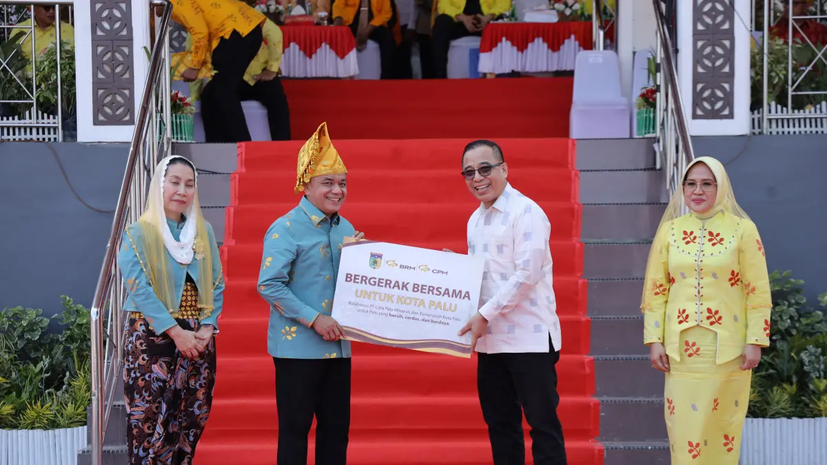 Simbolis penyerahan bantuan dari PT CPM kepada Pemerintah Kota Palu usai upacara HUT Kota Palu yang ke-48 di halaman kantor Walikota Palu, Minggu (27/09/2026).FOTO: IST