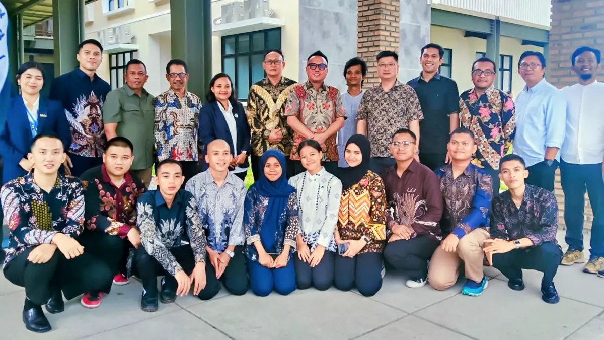 KUNJUNGAN: Bupati Morut Delis Julkarson Hehi bertemu 10 mahasiswa penerima beasiswa Teknik Metalurgi di Institut Teknologi Del (IT Del), Toba, Sumut, saat menghadiri rangkaian Inaugurasi XXVI dan Dies Natalis XXV IT Del, Jumat (25/9/2026). (FOTO: ISTIMEWA/RADAR PALU)
