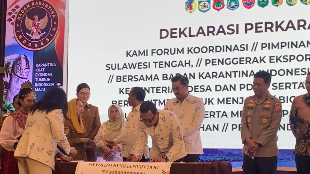 Kepala Barantin Abdul Kadir Karding menandatangani Deklarasi Perkarantinaan Gerakan 1.000 Pelaku Usaha Ekspor dan UMKM menuju Pasar Global di Palu pada Senin (28/9/2026),(Rina/Radar Palu).
