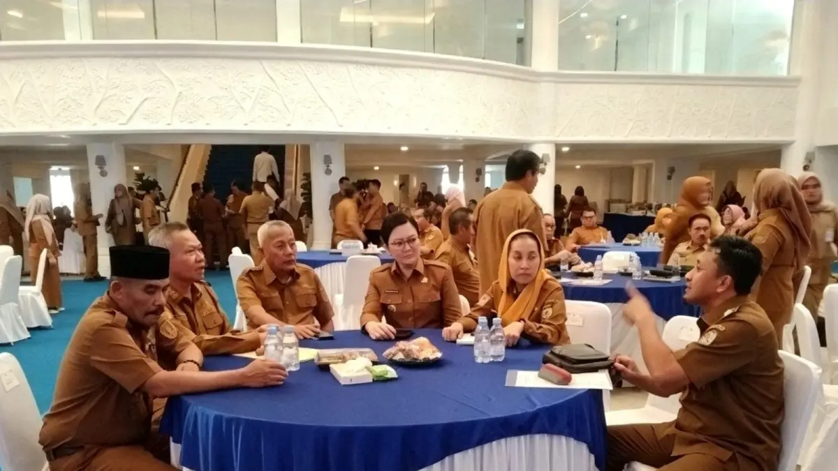 MENDORONG: Bupati Touna, Ilham Lawidu, saat bersama kepala daerah dan wakil kepala daerah se Sulteng, mendorong agar program Bedah Rumah Merah Putih sukses.(FOTO: ISTIMEWA/RADAR PALU).