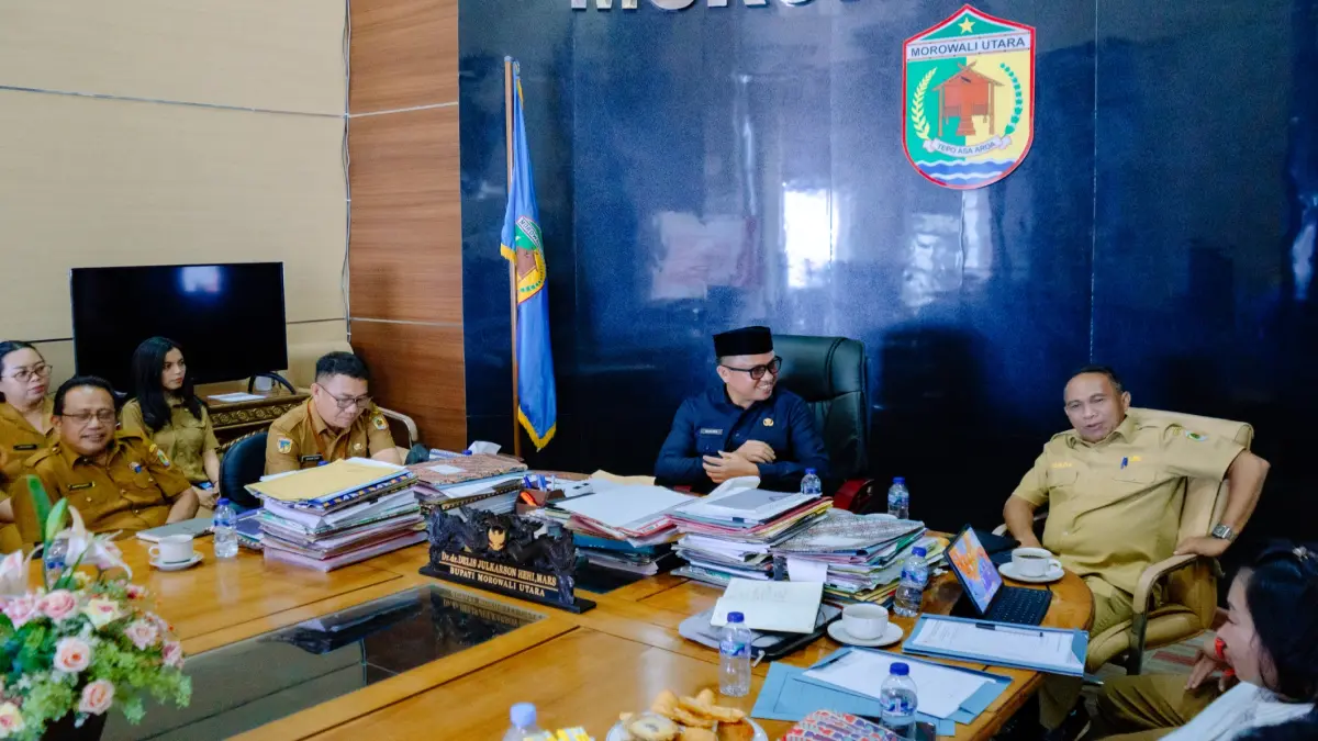 KOORDINASI: Ketua Umum KONI Morut Delis Julkarson Hehi dan Dewan Pembina KONI Morut Musda Guntur bersama pengurus inti menggelar rapat koordinasi persiapan kontingen Morut jelang Proprov X Sulteng di ruang kerja Bupati Morut, Selasa (29/9/2026). (FOTO: ISTIMEWA/RADAR PALU)