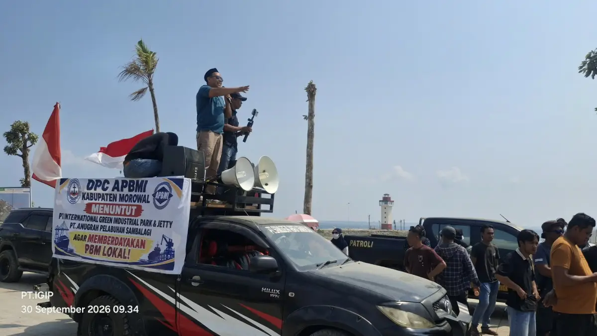 BERORASI: Korlap aksi dari elemen FMSM, Irfan Mualim, menyampaikan sikap melawan dan membongkar serangkaian dugaan praktik penyelewengan, penindasan ketenagakerjaan, pengerusakan lingkungan, hingga kongkalikong oknum Pemerintah Desa (Pemdes) Sambalagi yang melukai rasa keadilan publik.(FOTO: SUPRIYONO/RADAR PALU).