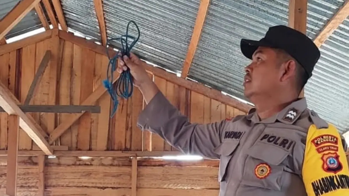 NYARIS: Polisi memperlihatkan TKP percobaan bunuh diri yang berhasil digagalkan.(FOTO: NENDRA PRASETYA/RADAR PALU).