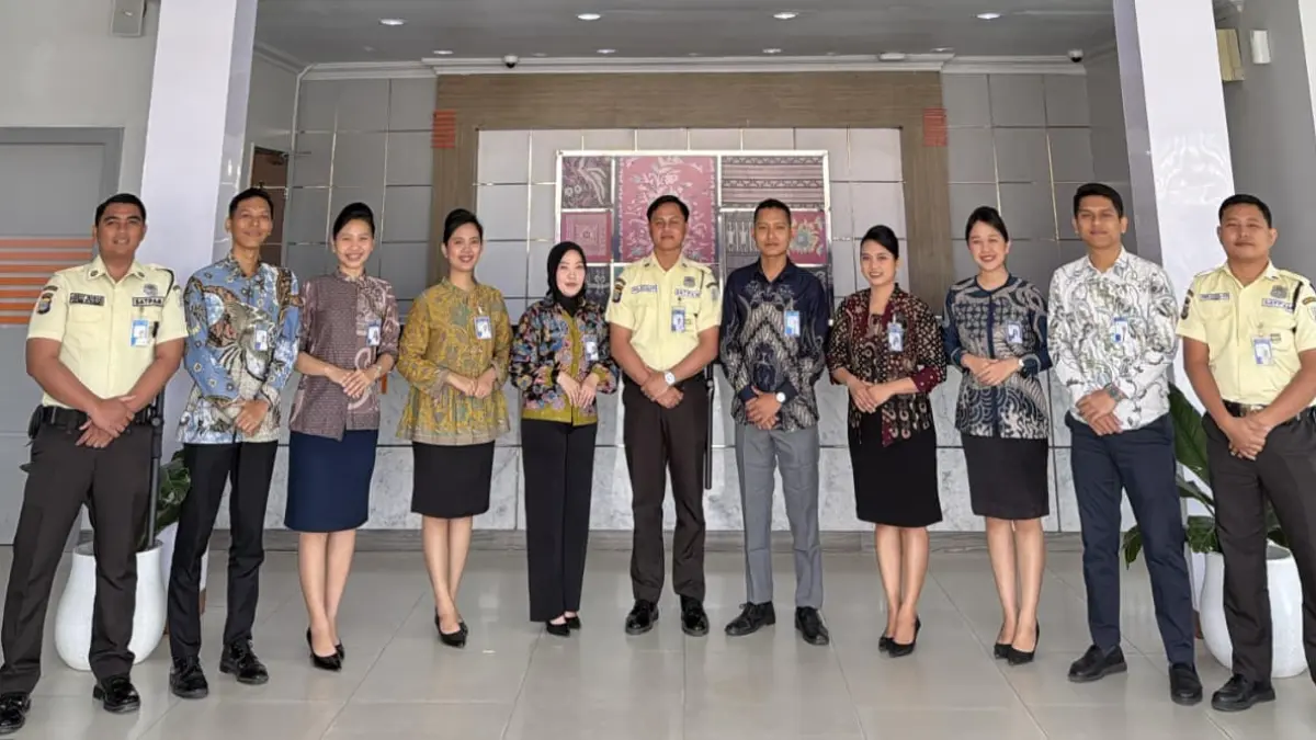 Semarak Hari Batik Nasional 2026. Pekerja BRI Branch Office Parigi bersama unit kerja dalam supervisinya mengenakan batik saat menjalankan aktivitas kerja, Jumat (2/10/2026), sebagai bentuk apresiasi dan upaya turut melestarikan warisan budaya Indonesia.