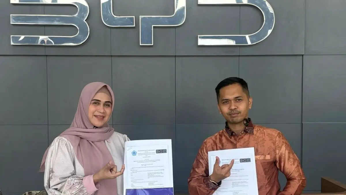 Dekan FKM Unismuh Palu, Ahmad Yani bersama Branch Manager BYD Haka Palu Deswanthy Sari usai menandatangani MoA kerja sama di Dealer BYD Haka Palu. (DOK: FKM Unismuh).