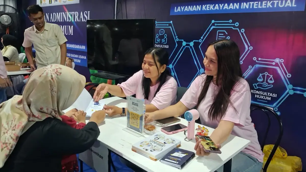 Pelayanan konsultasi pada booth pameran dalam rangka HUT ke-48 Kota Palu di Lapangan Vatulemo, Palu.