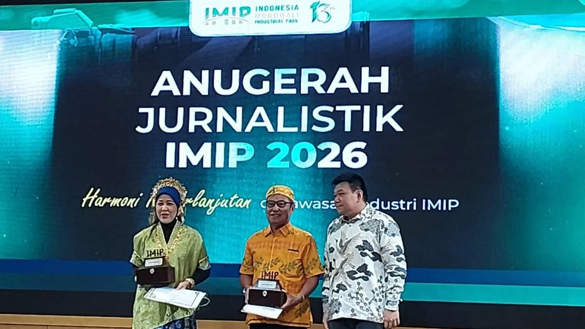 Tim juri juga diberi penghargaan. (lib)